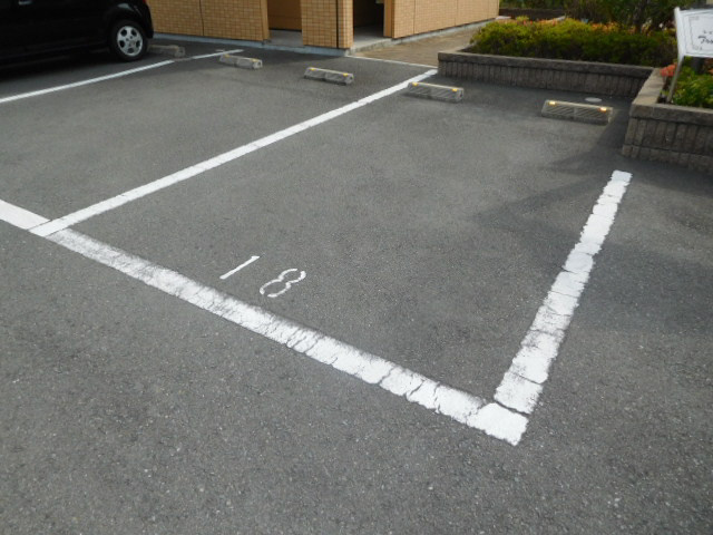 加古川市尾上町口里のアパートの駐車場