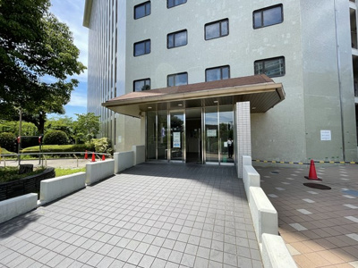 【エントランス】 | 千里南町第一次住宅A-3棟 | こちらの物件近くの教育施設や、スーパー・公園など、物件周辺の住環境を併せてご案内させて頂きます。ぜひ、現地での暮らしをイメージなさって下さい！