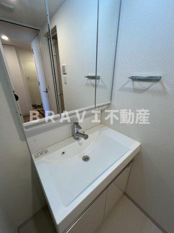 RISING Maison 本町橋（ライジングメゾンホンマチバシ）　BRAVI不動産の洗面所|【RISING Maison 本町橋】朝の支度にも助かる、独立の洗髪洗面化粧台