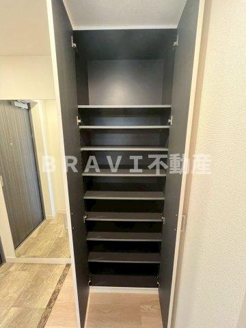RISING Maison 本町橋（ライジングメゾンホンマチバシ）　BRAVI不動産の玄関|【RISING Maison 本町橋】シューズボックス