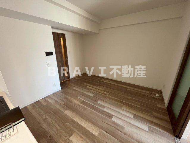 RISING Maison 本町橋（ライジングメゾンホンマチバシ）　BRAVI不動産の居間・リビング|【RISING Maison 本町橋】ゆったりとしたリビングです