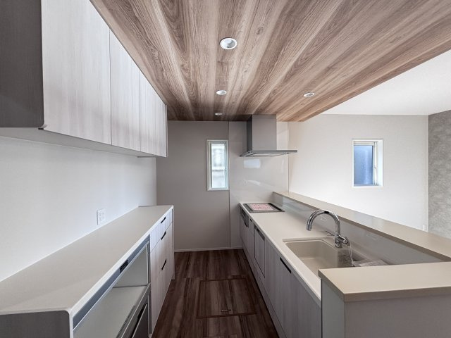 新築戸建　伴東8丁目のキッチン|上下に収納を確保したシステムキッチン！ 窓からの光も取り込み、明るく清潔感のある空間です。