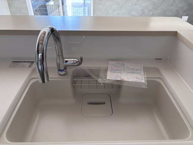 新築戸建　伴東8丁目の設備|洗い物も快適な広々シンク！ 浄水器内蔵のシャワー水栓で、調理や片付けがスムーズに。