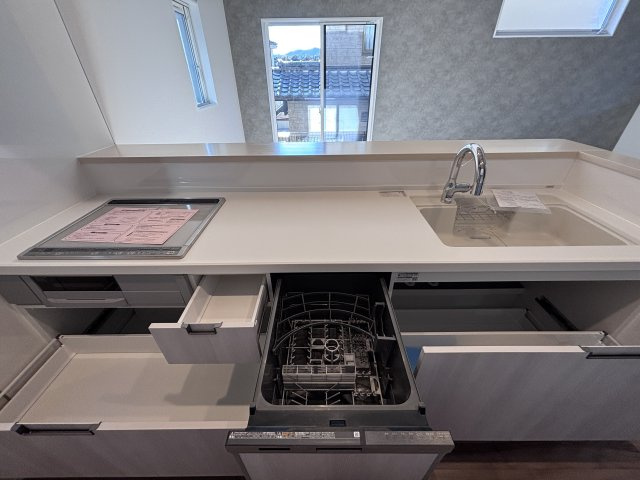 新築戸建　伴東8丁目のキッチン|機能的なキッチン設備が標準装備！ 最新の設備が、日々の家事の負担を大きく軽減してくれます。