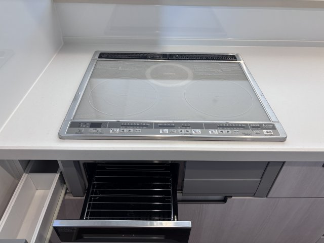 新築戸建　伴東8丁目の設備|IIHとグリルを搭載した最新キッチン！ 快適な調理環境で、ワンランク上の食卓を演出します。