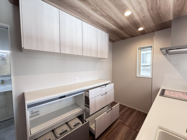 新築戸建　伴東8丁目のキッチン|ゴミ箱スペースも確保したカップボード！ 見た目もすっきり、衛生的で使いやすい工夫が満載。