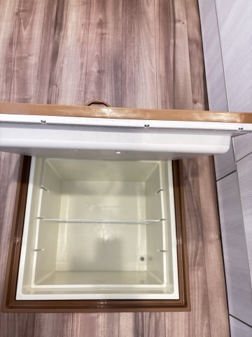 新築戸建　伴東8丁目の収納|ストック食材や飲料水を保管できる便利な床下収納。
