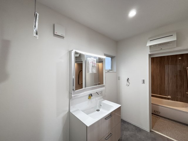 新築戸建　伴東8丁目の独立洗面台|家族で使いやすい広さと収納を備えています。
