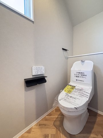 新築戸建　伴東8丁目のトイレ|デザイン性のある床材がおしゃれなトイレ！ 窓付きで換気もでき、清潔感を保ちやすい空間です。