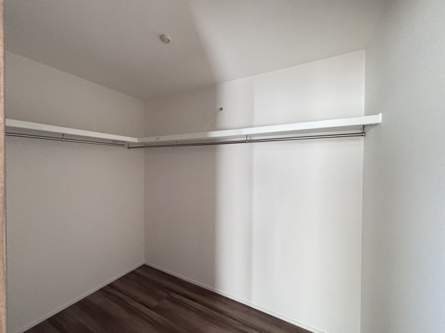 新築戸建　伴東8丁目の収納|収納力のあるWIC付きで、生活空間と収納空間を分け、住まいが美しく保てます
