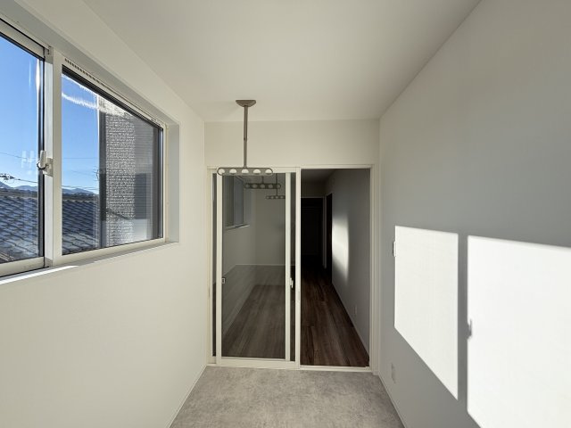 新築戸建　伴東8丁目のその他|季節を問わず洗濯物が乾くサンルーム。花粉や雨の日も安心の暮らしです
