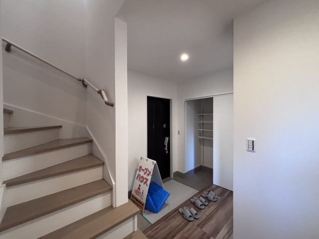 新築戸建　伴東8丁目のその他|木目調のドアや床が温かい印象の玄関。 生活空間への目線も配慮した、心地よい間取りです。