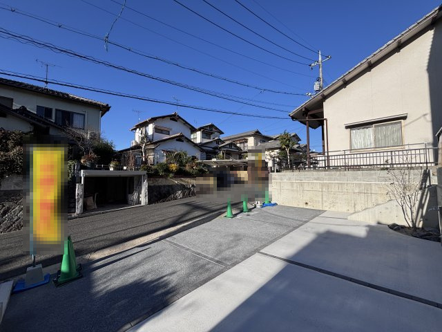 新築戸建　伴東8丁目の前面道路含む現地写真|広々カースペースで車2台駐車OK！ 北西5m道路に面し、車の出し入れもスムーズです。