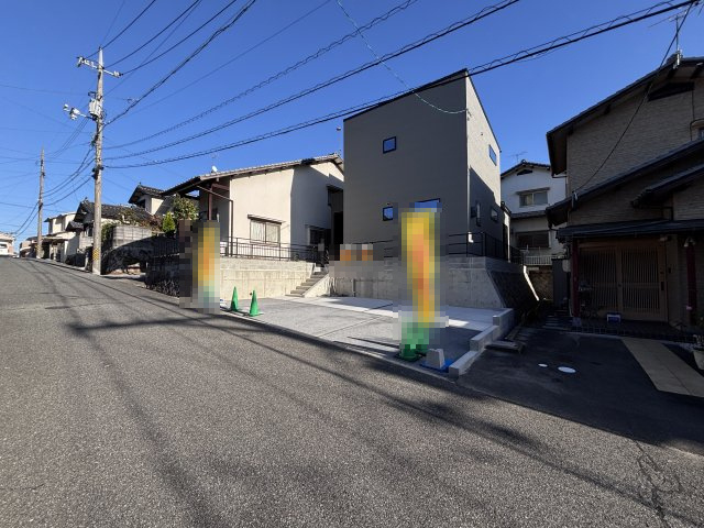新築戸建　伴東8丁目の前面道路含む現地写真|ゆったりとしたカースペースを確保！ 前面道路も広く、駐車が苦手な方も安心して停められます。
