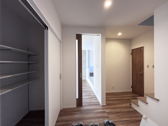 新築戸建　伴東8丁目の玄関|天井まで届く大容量シューズクローク！ 棚板は可動式で、ブーツや背の高いものも楽々収納。