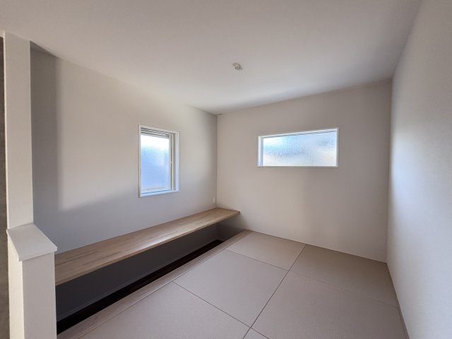 新築戸建　伴東8丁目の和室|小上がりになったモダンな畳スペース。 ベンチとしても利用できるカウンターで、使い方が広がります