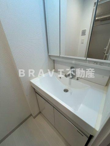 RISING Maison 本町橋（ライジングメゾンホンマチバシ）　BRAVI不動産の洗面所|【RISING Maison 本町橋】朝の支度にも助かる、独立の洗髪洗面化粧台