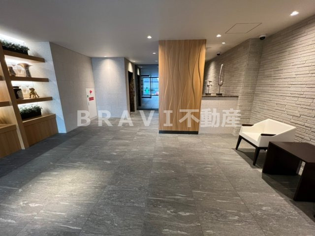 RISING Maison 本町橋（ライジングメゾンホンマチバシ）　BRAVI不動産のロビー|【RISING Maison 本町橋】ゆとりのあるロビーです