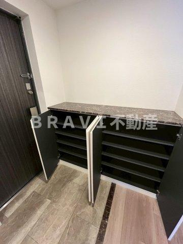 RISING Maison 本町橋（ライジングメゾンホンマチバシ）　BRAVI不動産の玄関|【RISING Maison 本町橋】シューズボックス