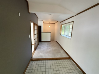 【玄関】 | 【北杜市高根町清里】リフォーム済の中古物件 | ２階にある玄関