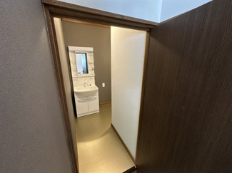 【トイレ】 | 【北杜市高根町清里】リフォーム済の中古物件 | トイレの中に洗面台あり。