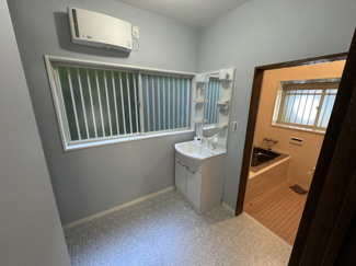 【洗面所】 | 【北杜市高根町清里】リフォーム済の中古物件 | １階の洗面所