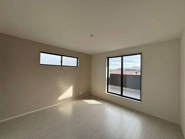 ーFor.M Iーフォルムー小倉南区中曽根5丁目2期　【小倉南区　新築戸建て】の洋室|２階8帖洋室はアクセントクロスが施されており、落ち着いた雰囲気を演出しています。　【小倉南区　新築戸建て】