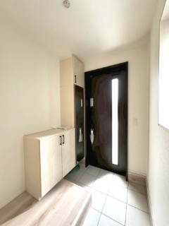 ーFor.M Iーフォルムー小倉南区中曽根5丁目2期　【小倉南区　新築戸建て】の玄関|シューズボックス完備でいつもきれいを保てる、機能的な玄関。　【小倉南区　新築戸建て】