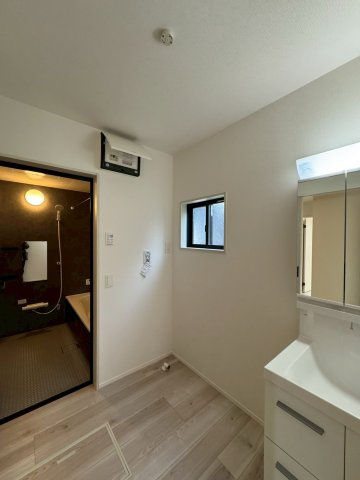 【前面道路含む現地写真】の画像