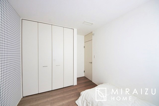 【洋室】 | 居心地の良さそうなリラックスできる空間。独立性のある建物ですので、ご自分の時間を大切にしたご家族様にぴったりです！
