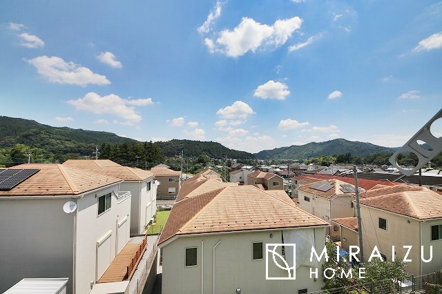 【バルコニー】 | 小鳥の鳴き声で目覚める朝、爽やかな風が入ります。太陽の陽射しでお洗濯物がカラッと乾き、気持ちの良い洋服とお布団で快適に過ごせます。