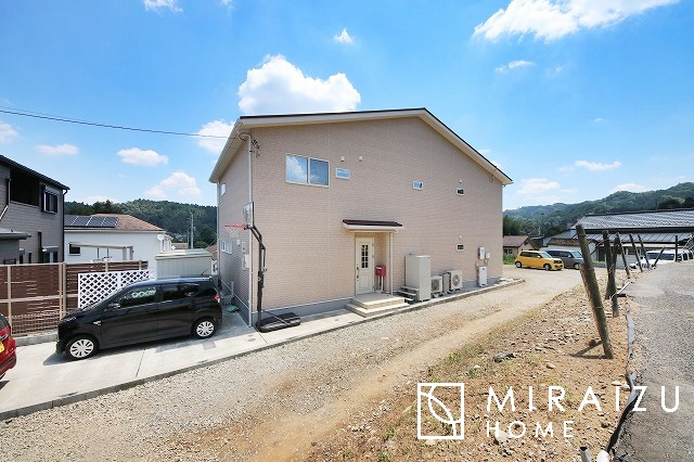 【外観】 | 青く澄み渡った綺麗な空と、陽の光をたっぷりと受ける、そんな住宅で新生活をスタートしてみませんか？見学・ご相談等、ミライズホーム(株)までお気軽にご連絡下さい。