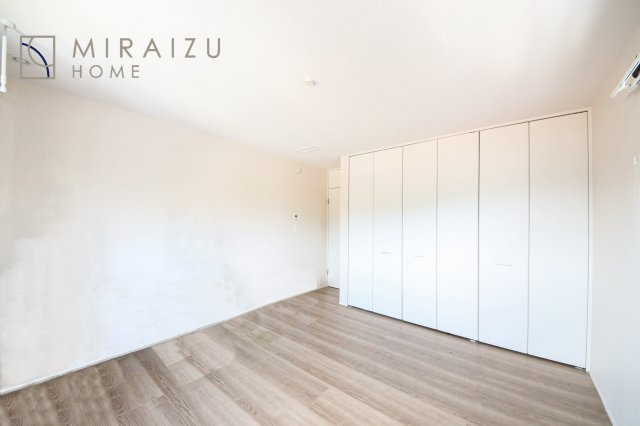 【洋室】 | 心も体も癒されるゆったりと落ち着いた洋室。窓が多いつくりになっています。窓が多いと明るい空間を保ち、室内へ気持ちの良い風も取り込んでくれます。