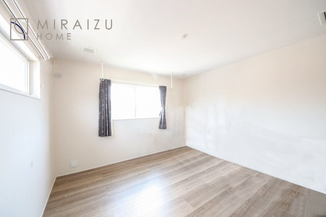 【洋室】 | 小鳥の鳴き声で目覚める朝、爽やかな風が入ります。太陽の陽射しでお洗濯物がカラッと乾き、気持ちの良い洋服とお布団で快適に過ごせます。