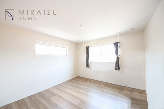 【収納】 | 収納あり、自然な採光ありの洋室。家族みんなが気持ち良く目覚められる、過ごしやすい主寝室などにもお勧め。もちろん、ペットもご一緒に。