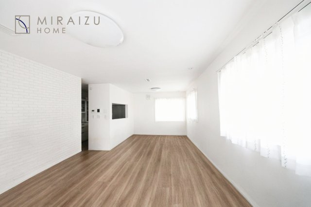 【居間・リビング】 | 陽当たりが心地の良いリビング空間です。日中はカーテンを開けて自然な光を取り込みリラックスして過ごしたいですね、照明器具もセンスの良いものを使いたいですね。
