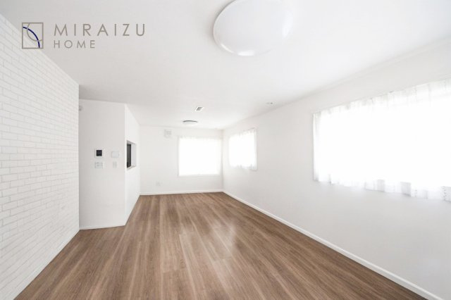 【居間・リビング】 | 明るい光が取り入れられる空間設計のリビングです。インテリア配置もしやすい間取りです。壁や床の色と合わせて落ち着いたインテリアも選びたいですね♪グリーンを飾っても素敵だと思います。
