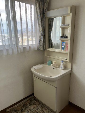 広沢３丁目中古戸建の独立洗面台|２階洗面台
