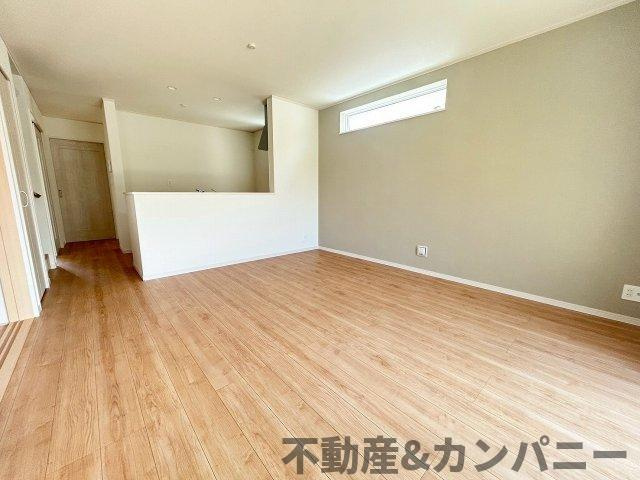 ハートフルタウン北黒田　伊予郡松前町北黒田新築分譲住宅1号棟(全2棟)　の居間・リビング|おしゃれなリビングです