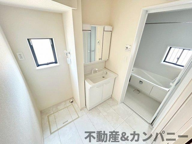 ハートフルタウン北黒田　伊予郡松前町北黒田新築分譲住宅1号棟(全2棟)　の玄関|ゆったりとした玄関です