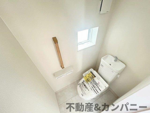 ハートフルタウン北黒田　伊予郡松前町北黒田新築分譲住宅1号棟(全2棟)　のトイレ|落ち着いたトイレです