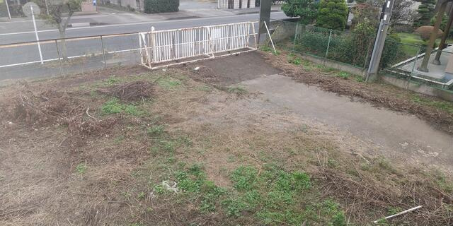 下野市小金井　倉庫の庭