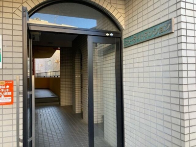 【エントランス】 | ニューライトマンション | 清潔なエントランスです