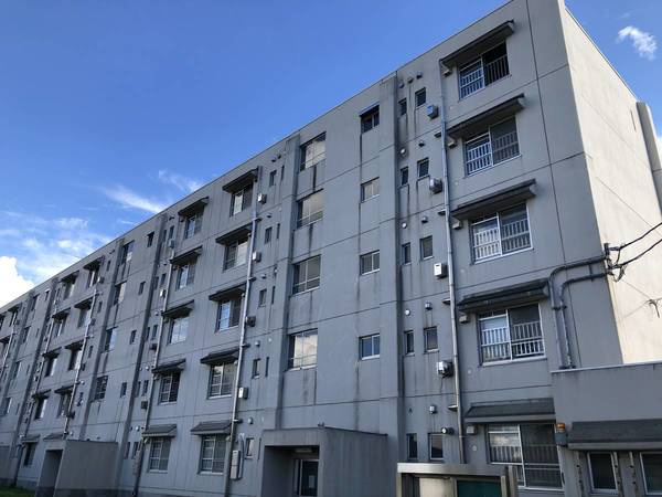 ビレッジハウス小国1号棟のエントランス|落ち着いたエントランスです
