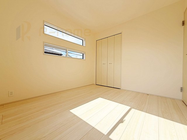 土浦市天川1丁目2期　新築戸建て　1号棟の洋室|どんな部屋家具も合わせやすいシンプルな洋室！
たっぷりの日差しと心地よい風が舞い込む住まい♪