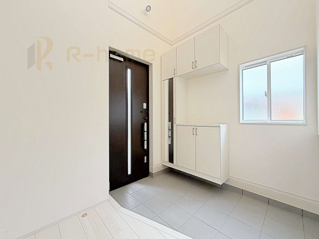 土浦市天川1丁目2期　新築戸建て　1号棟の玄関|気持ちよくご家族やゲストを送迎できる穏やかな雰囲気の玄関♪シューズボックス＆土間収納で玄関スッキリ♪