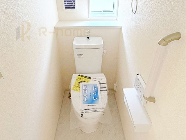 土浦市天川1丁目2期　新築戸建て　1号棟のトイレ|温水洗浄便座付きのトイレ。
トイレが２ヵ所設置で朝の忙しい時間でも安心です。