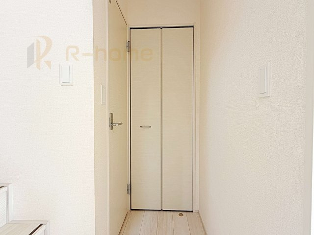 土浦市天川1丁目2期　新築戸建て　1号棟の収納|掃除機などの収納に便利なホール収納！