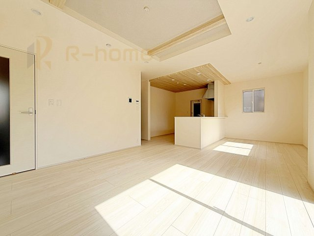 土浦市天川1丁目2期　新築戸建て　1号棟の居間・リビング|広くて明るいＬＤＫ♪ ゆったりくつろげるリビングスペースで、ご家族皆様の笑顔が溢れます。
