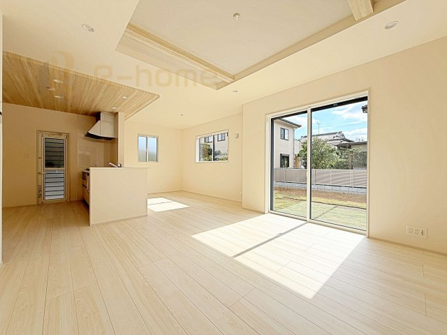 土浦市天川1丁目2期　新築戸建て　1号棟の居間・リビング|リビングには開口部を可能な限り多く設けました。人が集まる場所なので開放感が必要な場所だと思います。